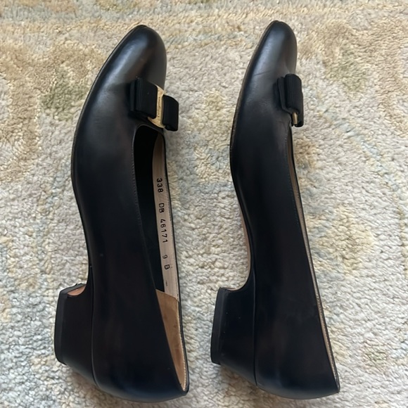 Salvatore Ferragamo Vara Bow Flat Navy Size 9B Authentic - Picture 2 of 9